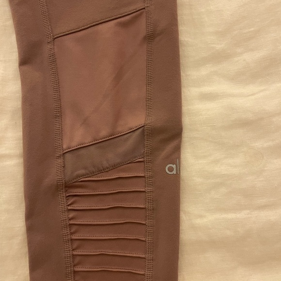 Alo Yoga Moto Leggings Blush Pink - Picture 4 of 7